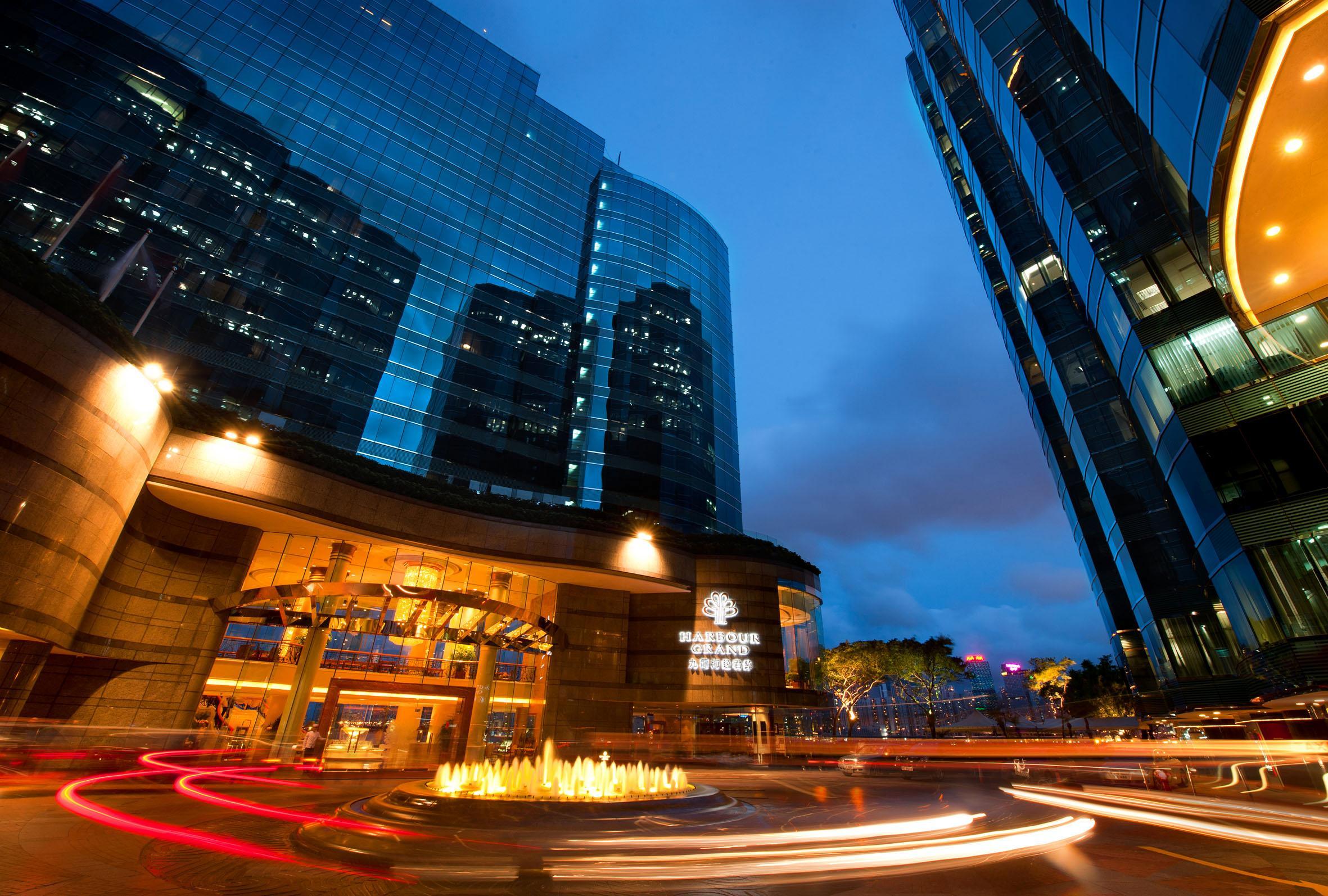Harbour Grand Kowloon Hong Kong Exterior foto The entrance of the Shangri-La hotel