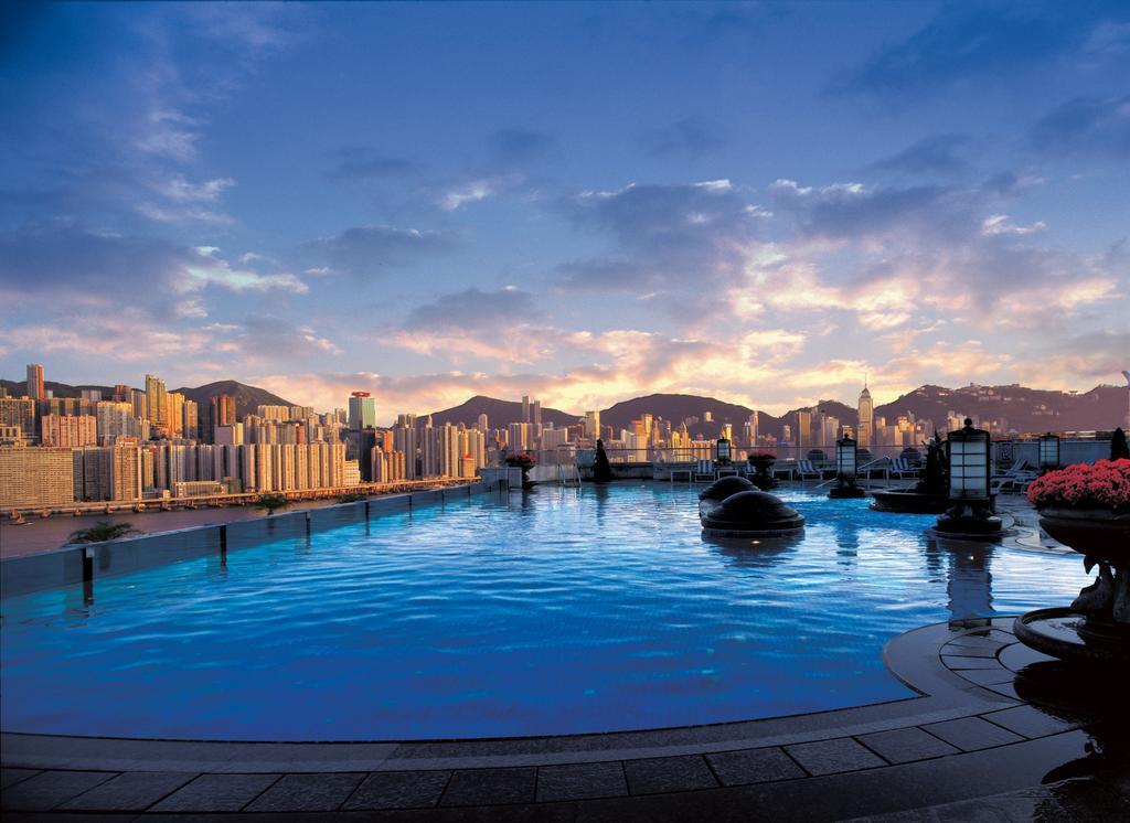 Harbour Grand Kowloon Hong Kong Exterior foto View of the pool at The Peak