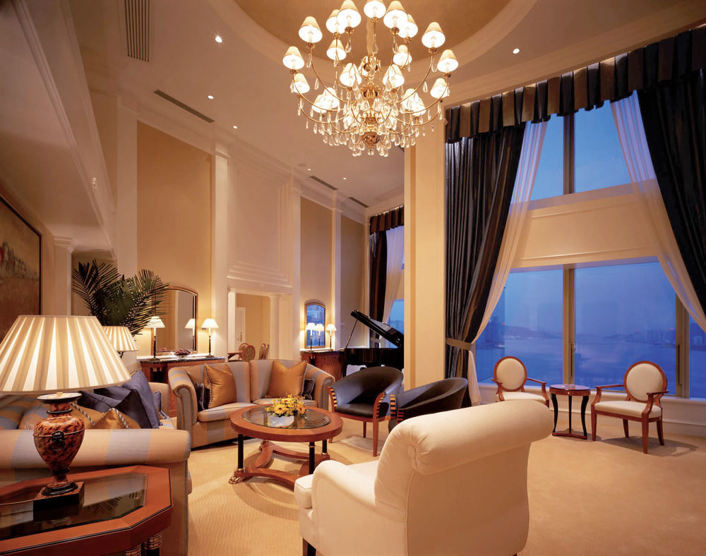 Harbour Grand Kowloon Hong Kong Interior foto A living room in a suite at the Four Seasons Hotel, Tokyo